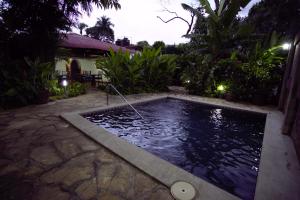马那瓜卡萨科洛尼尔精品酒店的后院的游泳池