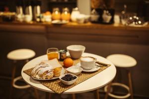 卡塔尼亚艾可旅舍的一张桌子,上面放着早餐盘