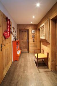 萨梅丹chesa la posta的一间设有木墙和一扇带长凳的门的房间