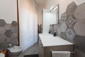 萨莱诺Salerno e le due coste的一间带水槽、卫生间和镜子的浴室