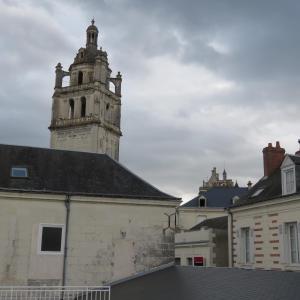 洛什La Tour de Lierre的一座建筑的顶部有一个钟楼