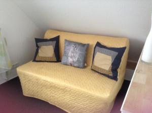 奥拉宁堡Eulennest Oranienburg的客房内的沙发上配有枕头