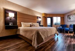 北温哥华兰斯道码头酒店的酒店客房,配有一张床、一张桌子和椅子