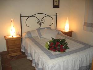 贝赫尔-德拉弗龙特拉维赫尔露营酒店的一间卧室配有一张带一束鲜花的床