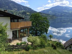 RothenthurnSeehaus Weiss的享有湖泊和山脉美景的度假屋