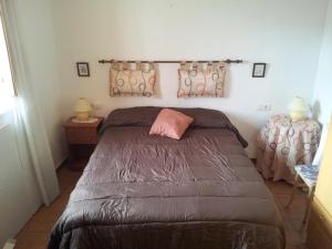 EnixVivienda Rural El Mirador de Enix的一间卧室配有一张带棕色棉被的床