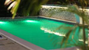 帕拉马里博Hotel Elegance NV的一座别墅内的游泳池