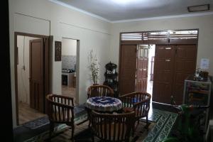 日惹肯巴尔住宿加早餐旅馆的一间用餐室,在房间内配有桌椅