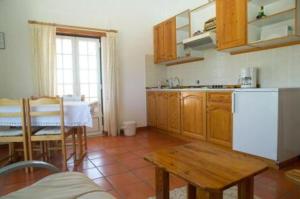 库伊布劳科英布拉露营地/公寓的厨房配有桌子和白色冰箱。