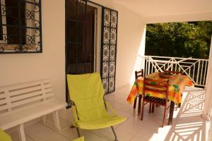 莱特鲁瓦西莱Villa Campêche的带阳台的带桌椅的房间