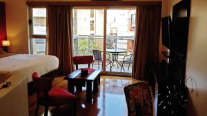 布宜诺斯艾利斯Aparts Temporarios的酒店客房设有一张床,享有阳台的景色