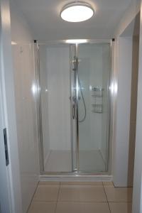 布雷格Souterraine-Findlinge的浴室里设有玻璃门淋浴