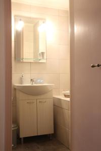 哈尔基岛Kleanthe的一间带水槽和镜子的浴室