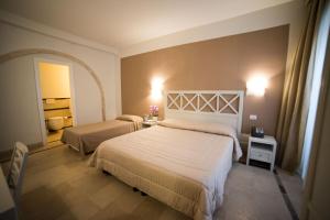 锡拉库扎加加略酒店的酒店客房,设有两张床和镜子