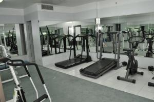 Alkazar Hotel的健身中心和/或健身设施