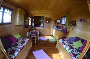 费奎弗洛尔·埃奎安维尔Rosalie的小木屋内带两张床的房间