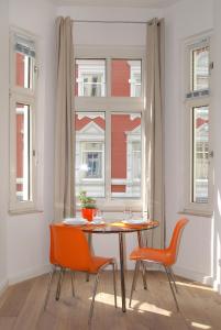 杜塞尔多夫杜斯塞拉普酒店的一间带桌椅和窗户的用餐室