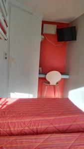 穆瓦朗普瑞米尔格勒诺布尔北莫兰经典酒店的红色卧室配有床和椅子