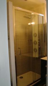 瓦讷residence arromanche的浴室里设有玻璃门淋浴