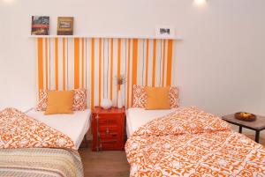 杜塞尔多夫杜斯塞拉普酒店的配有两张橙色和黄色床单的床铺