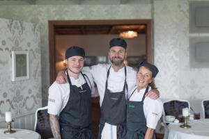 Hestra海斯才瑞肯酒店和餐厅的三位厨师组成的团队,手臂围在一起