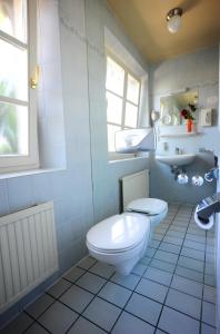 韦瑟灵蓬蒂维酒店的浴室配有白色卫生间和盥洗盆。