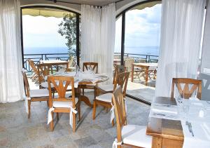 巴尔奇克贝克西拉马高尔夫别墅酒店的阳台的用餐室配有桌椅