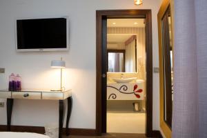 阿拉尔孔Hotel Hierbaluisa的客房设有带水槽和镜子的浴室