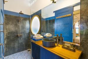 会安安邦海滩欢乐村山林小屋的一间带水槽和镜子的浴室