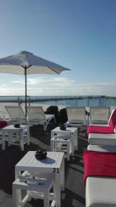 普拉亚达巴拉House Barra Beach的一组桌椅和一把伞
