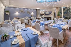 诺德奈Villa Ney的一间设有蓝色桌子和白色椅子的餐厅