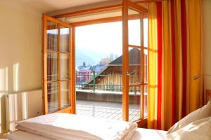 毛特恩多夫宾格尔酒店的一间卧室设有通往阳台的开放式门