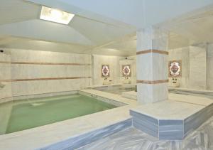 伯萨Formback Thermal Suit & Apart的大型浴室,有一大池水