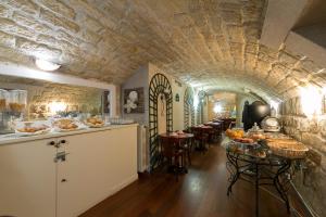 巴黎梦索王子酒店的一间厨房和带石质天花板的用餐室