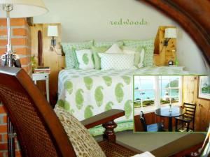 特立尼达特立尼达湾住宿加早餐酒店的卧室配有一张床和一张桌子及椅子