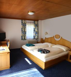 图克斯福鲁克佩斯克里斯蒂娜酒店的酒店客房设有一张大床和一张书桌。