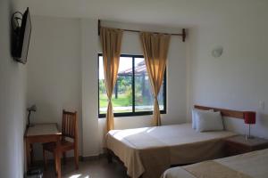 埃斯卡塞加Real Primaveras Campestre的一间卧室设有两张床和窗户。