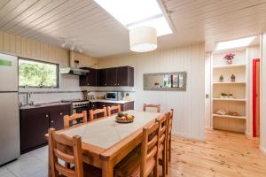 皮奇勒姆坎特玛卡瓦尼亚斯度假屋的厨房配有大型木桌和椅子