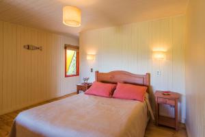 皮奇勒姆坎特玛卡瓦尼亚斯度假屋的卧室配有一张大床和两个粉红色枕头