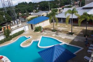 SabanetaGran Hotel Marien的享有度假村游泳池的顶部景致