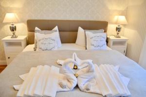 青斯特Villa Strandblick 11的床上铺有白色毛巾的床
