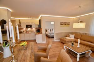 青斯特Villa Strandblick 11的客厅配有沙发和桌子
