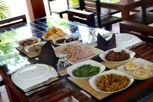 卡特勒格默Safari Lodge Yala的一张桌子上放着许多盘子的食物