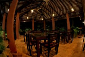 卡特勒格默Safari Lodge Yala的餐厅内带桌椅的用餐区