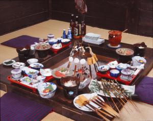 会津若松东山温泉元汤有马屋日式旅馆的一张桌子上摆着许多菜