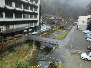 会津若松东山温泉元汤有马屋日式旅馆的一条城市街道,汽车停在大楼旁边