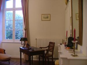 Miniac-Morvan兰奈古博特酒店的客厅配有桌子和窗户