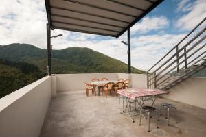 鹿谷乡心之境民宿 的阳台配有桌椅,享有山景。