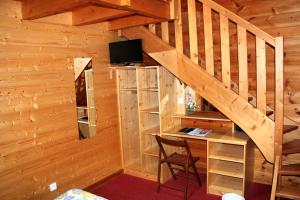 拉布雷斯家庭德奥特沃奇酒店的小木屋设有书桌和楼梯