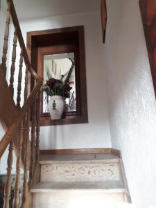 Gesves布里昂萨特乡村民宿的一条带花瓶的楼梯,放在镜子里